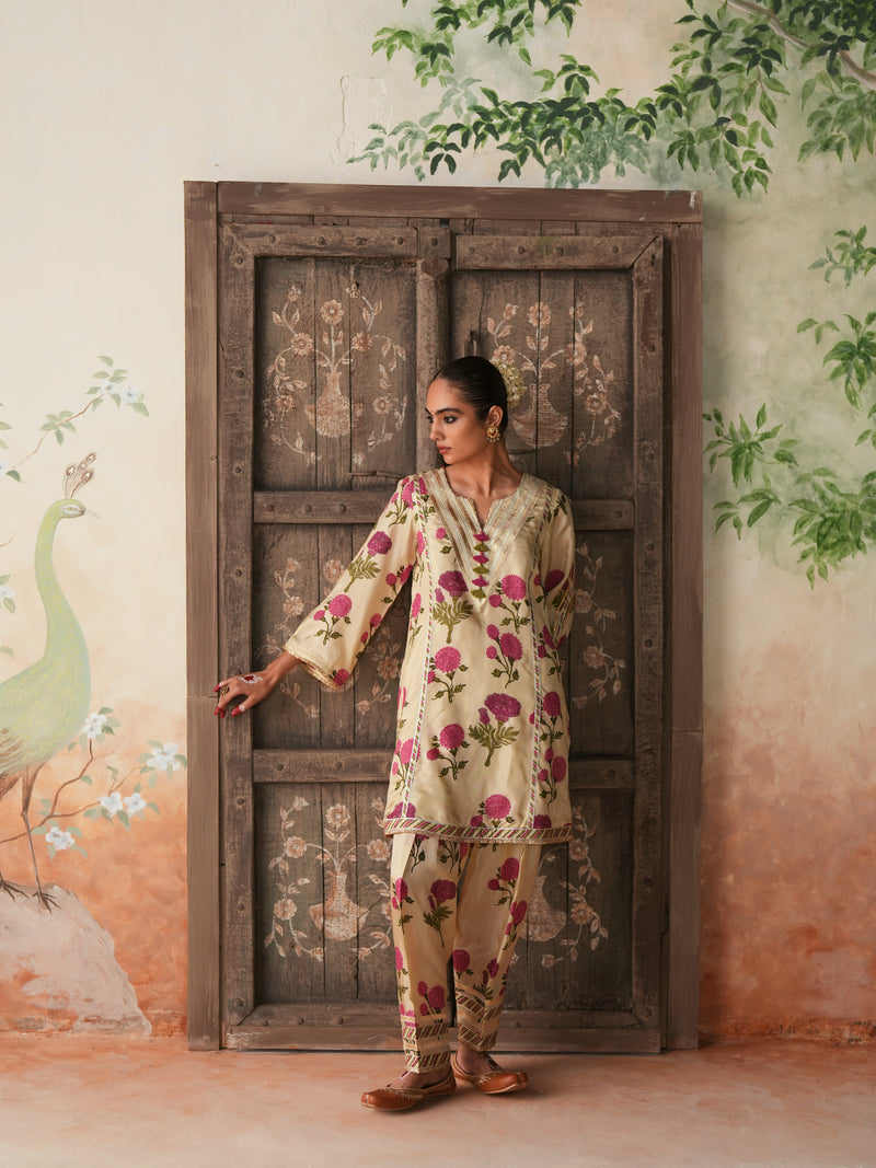 RANI PINK GENDA PHOOL V-NECK SHORT KURTA WITH SALWAR AND DUPATTA (SET OF 3)
