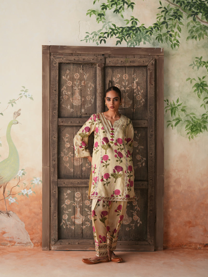 RANI PINK GENDA PHOOL V-NECK SHORT KURTA WITH SALWAR AND DUPATTA (SET OF 3)