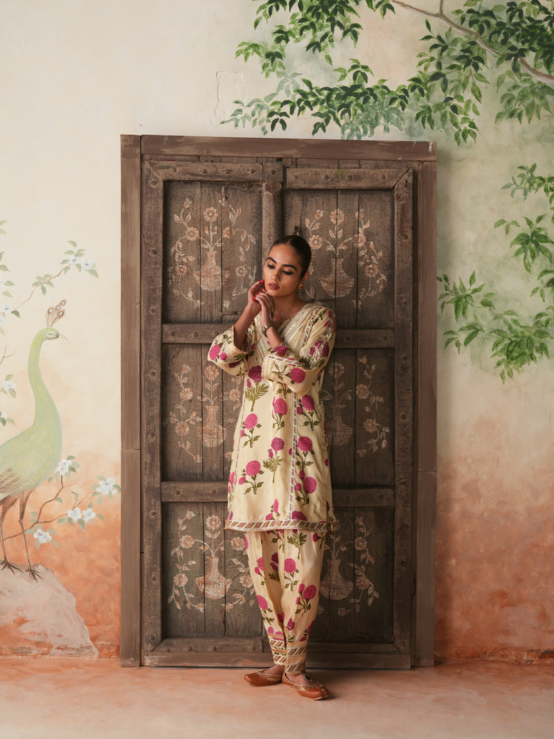 RANI PINK GENDA PHOOL V-NECK SHORT KURTA WITH SALWAR AND DUPATTA (SET OF 3)