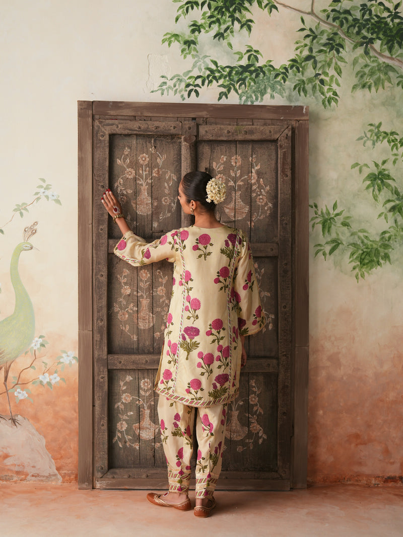 RANI PINK GENDA PHOOL V-NECK SHORT KURTA WITH SALWAR AND DUPATTA (SET OF 3)