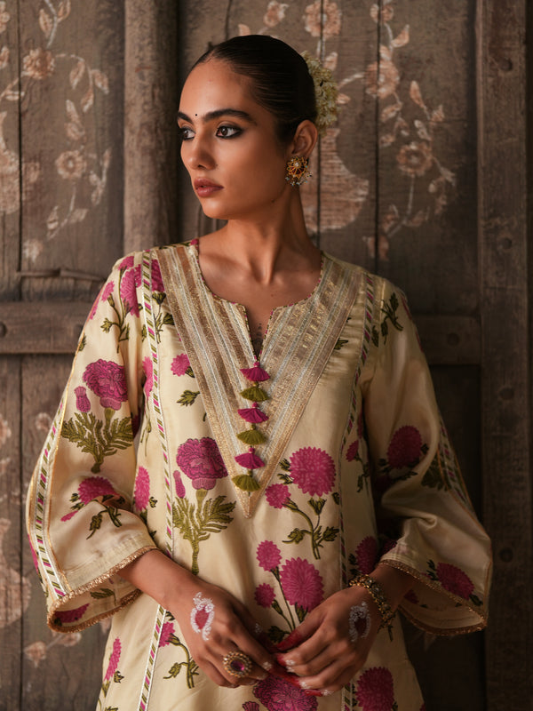 RANI PINK GENDA PHOOL V-NECK SHORT KURTA WITH SALWAR AND DUPATTA (SET OF 3)